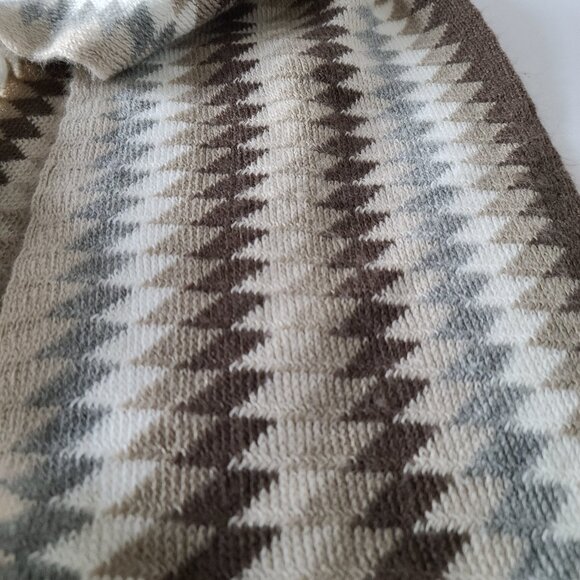 NEW YORK & COMPANY GEOMETRIC DIAMOND SCARF| MULTISHADE ACCESSORY| ONE SIZE - Picture 4 of 8